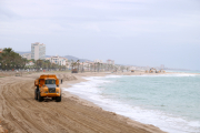 Màquines movent sorra a la platja del Francàs del Vendrell.