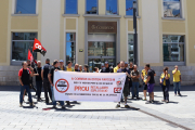 Una vintena de treballadors de Correus concentrats davant de l'oficina de la plaça Corsini de Tarragona.