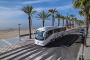 Un bus Plana circulant per Salou.