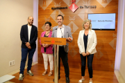 Els regidors de Tortosa Víctor Grau, Maria Jesús Vinya i Mar Lleixà amb l'alcalde Jordi Jordan.