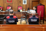 Dos agents dels Mossos d'Esquadra i la cadira de l'acusat d'esquera durant el judici a l'Audiència de Tarragona.