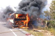 Imatge del camió cremant i els Bombers actuant a la zona.