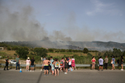 Usuaris del càmping i curiosos observen l'avanç de les flames a Montblanc.