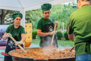 Un instant del sopar de bou i arròs celebrat ahir a la plaça d'Anton Borrell.