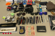 Els objectes intervinguts pels Mossos després del robatori a un mas de Fonteta.