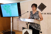 Dolors Vázquez presenta el mapa de la distribució dels refugis climàtics de Reus.