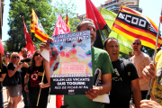 Protesta a les portes del Departament d'Educació.