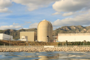 Inatge de la central nuclear Vandellòs II des del mar.