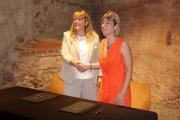 La consellera de Cultura, Natàlia Garriga, i la presidenta de la Diputació de Tarragona, Noemí Llauradó, després de signar el conveni de col·laboració per a la gestió conjunta del castell monestir d'Escornalbou.