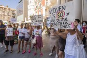 Els manifestants mostraven pancartes amb missatges com ‘Tornen els 80 i ens deixen morir al carrer’.