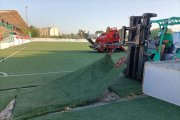 Màquines treballant al camp del CE Vendrell.