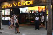 L'exterior dels cinemes Verdi al carrer Verdi de Barcelona