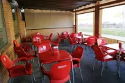 Imagen de archivo de la terraza de un bar con sillas y mesas Mahou.