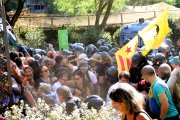 Manifestants dispersats amb gas a l'entrada del Parc de la Ciutadella.