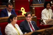 Un llaç groc al ple del Parlament durant el debat d'investidura.