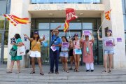 La plantilla d'AEMA Hispánica a Cambrils manifestant-se a les portes de l'Ajuntament.