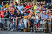 Desenes de persones esperen l'arribada de Carles Puigdemont a Barcelona.