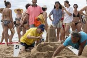 Un instant del Concurs de castells i escultures a la sorra.