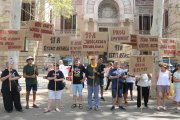 Diverses persones protesten davant l'Audiència de Barcelona