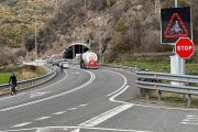 Un ciclista circulant per l'N-145 en direcció a Andorra.