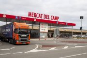 Un camió, sortint de les instal·lacions del Mercat del Camp, el mercat de distribució d’aliments a l’engròs