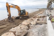 Obres que s'estan enllestint al passeig de l'Arenal de l'Ampolla.