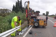 Operaris treballant en una carretera tarragonina.