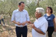 El conseller d'Agricultura, Òscar Ordeig, amb el president de la Cooperativa de Cabacés, José Antonio Robles, durant la visita a una finca d'oliveres.