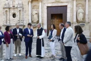 Imagen del presidente de la Generalitat de Cataluña, Salvador Illa, y los 16 consellers de su Govern este viernes a su llegada al monasterio de Poblet