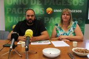 Sergi Martin, responsable nacional de Fruita Seca d'Unió de Pagesos, i Ester Gomis, membre del sindicat, a l'inici de la roda de premsa per denunciar l'opacitat de la Llotja de Reus.