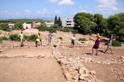 Els arqueòlegs treballant en la campanya arqueològica d'aquest agost al jaciment del poblat de La Cella de Salou.