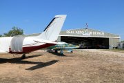 Pla general d'avionetes en reparació als hangars de l'Aeroclub Reus.