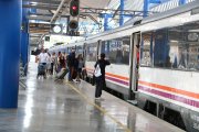 Persones pujant al tren de l'R14 des de l'estació Lleida-Pirineus