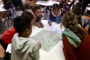 Imatge d'arxiu d'un grup d'alumnes de l'escola de la Draga que miren en el mapa com crear un itinerari per fer amb la classe