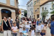 Els nois de la Processó del Pa Beneït amb la coca a les safates.