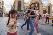 Una nena gaudeix de la seva ració de pastís del Braç de Santa Tecla.