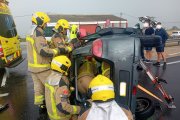 Imatge dels Bombers excarcerant una conductora sense carnet accidentada a Deltebre.