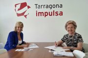 Montse Adan i Laura Roigé durant la signatura del conveni.