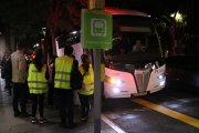 Informadors i usuaris de Renfe agafant els primers busos des de l'estació d'autobusos de Tarragona.