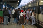 Persones accedint a un dels tren Avant de primera hora del matí en direcció Barcelona a l'estació de Camp de Tarragona.