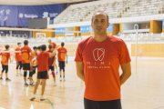 L’entrenador del Club Voleibol Sant Pere i Sant Pau, Vlado Stevovski, durant un entrenament del primer equip al Palau d’Esports de l’Anella Mediterrània.