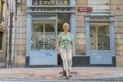 Lourdes Cavallé, propietària de la Perfumeria i Ganiveteria Cavallé.