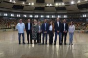 L'alcalde de Tarragona i el director del Concurs de Castells, acompanyats d'altres representants polítics i empreses col·laboradores de l'acte.