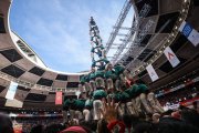 Un membre de Vilafranca celebrant el 3 de 10 en primera ronda del Concurs de Castells.