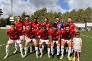 Imatge de la plantilla de l'Ibiza Islas Pitiusas abans d'un partit de lliga, amb Maurizio Pochettino a la dreta de la imatge amb el dorsal 21.
