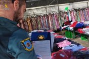 Un agente de la Guardia Civil durante el operativo en el mercado semanal de La Pineda