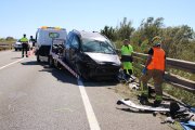 La grua, carregant un dels cotxes implicats en un accident a la N-II