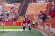 Els jugadors del Nàstic Joan Oriol i Antoñín Cortés celebrant el gol del davanter contra l’Osasuna Promesas.