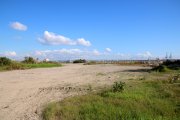 Un dels espais dels Prats d'Albinyana de Vila-seca, amb el Port de Tarragona al fons.