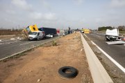 Cotxes i camions apilats a l'A7, a l'entrada del municipi d'Alginet, afectats per la DANA que ha afectat el País Valencià.